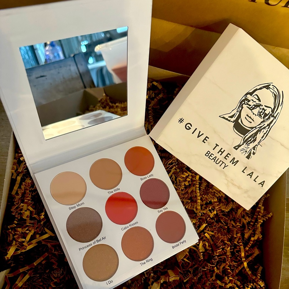 9 highly pigmented shadows that feel buttery soft and silky to the touch.